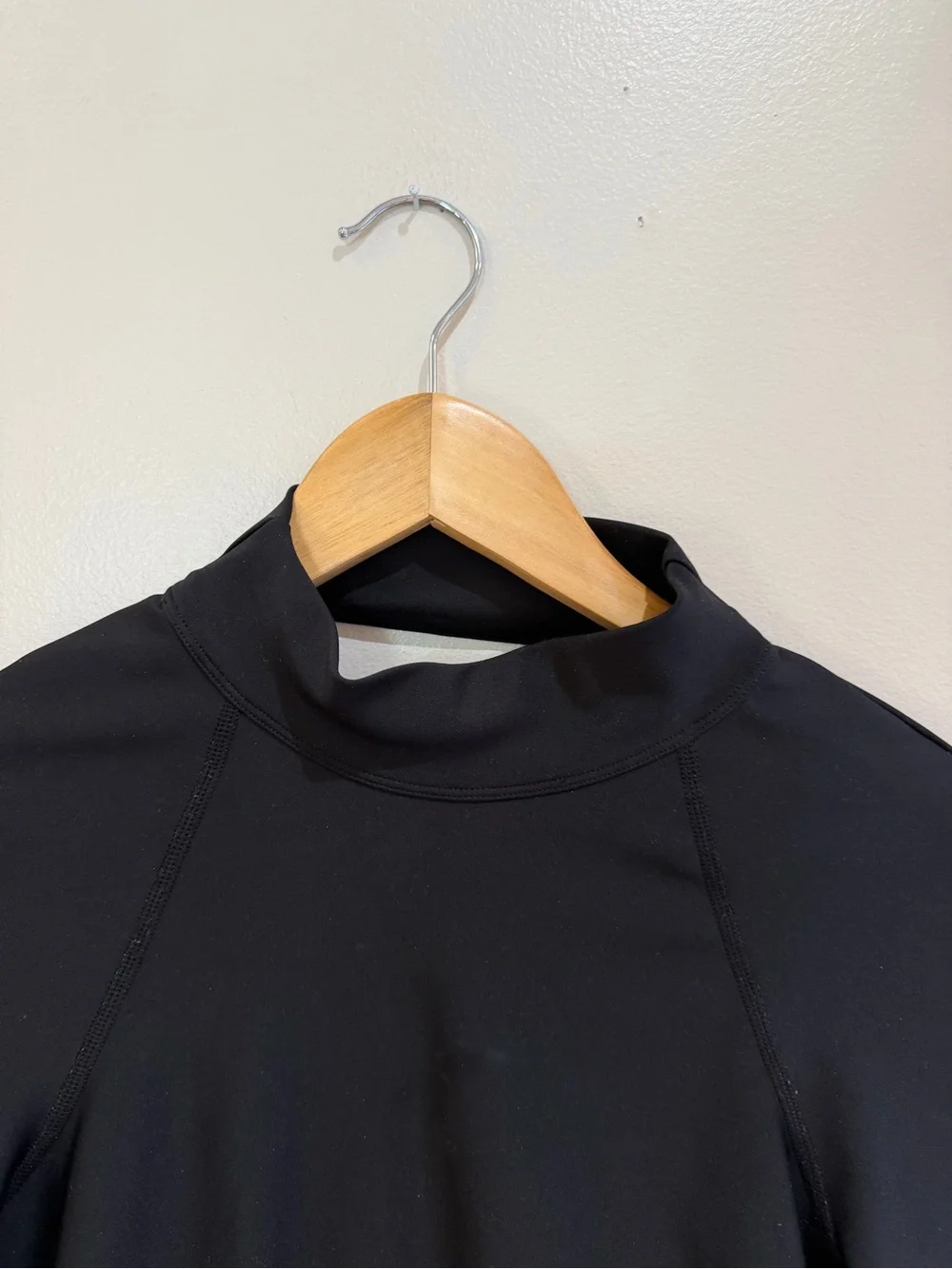 Alo yoga archer top cropped black yoga workout w/riptag   Size med